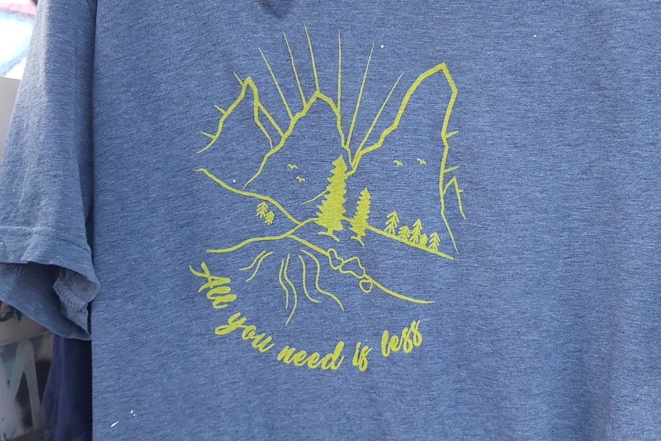 T-Shirt mit der Aufschrift All you need is less