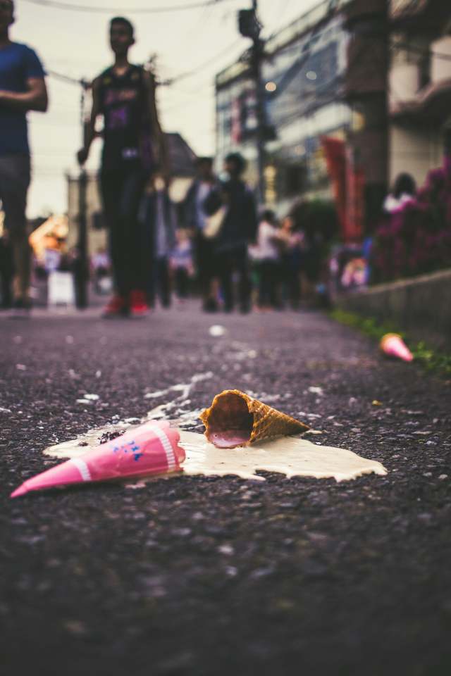geschmolzenes Eis am Boden einer asphaltierten Strasse in der Stadt